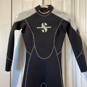Scuba pro suit. Never used womens small. Profile 3/2.